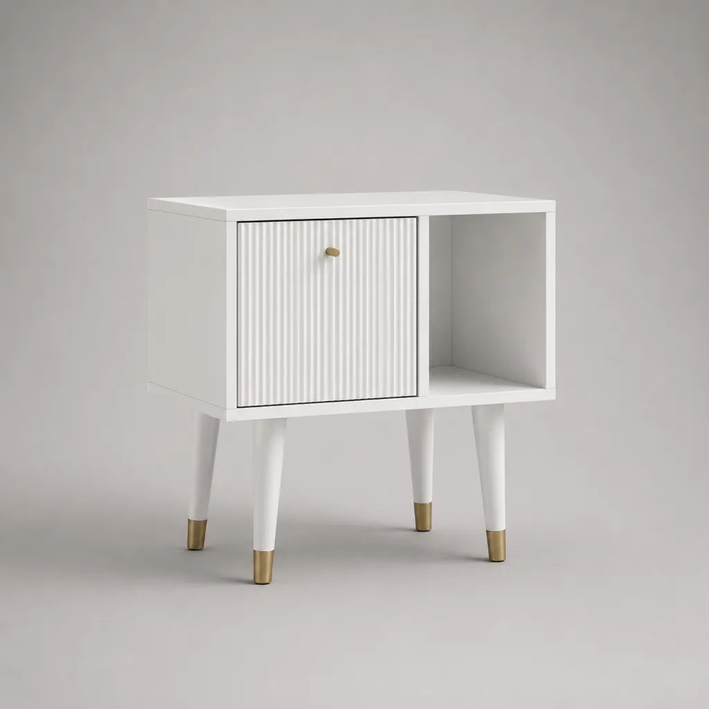 Table de chevet rectangulaire en MDF blanc et métal couleur laiton avec porte rainurée et niche ouverte, 60 × 35 × 65 cm