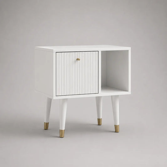 Table de chevet rectangulaire en MDF blanc et métal couleur laiton avec porte rainurée et niche ouverte, 60 × 35 × 65 cm